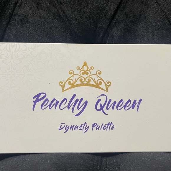 Peachy Queen makeup EYESHADOW PALETTE - Picture 7 of 8